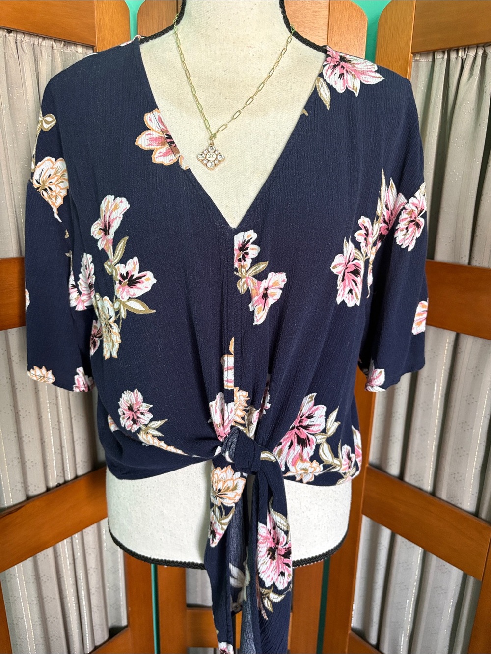 Tie-Front V-Neck Crop look Top - Navy with Pink Floral